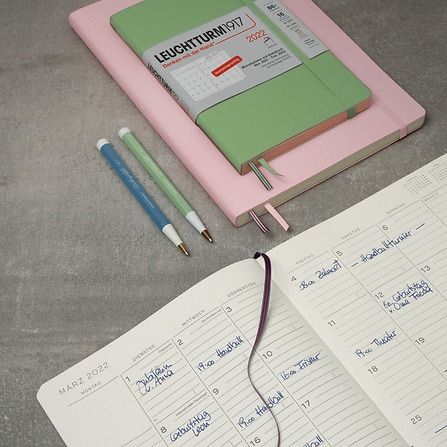Monatsplaner mit Notizbuch
