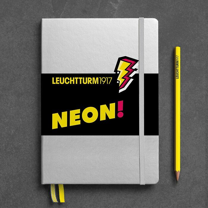 Notizbuch Medium (A5), Hardcover, 251 nummerierte Seiten, Silber & Neon Gelb, dotted