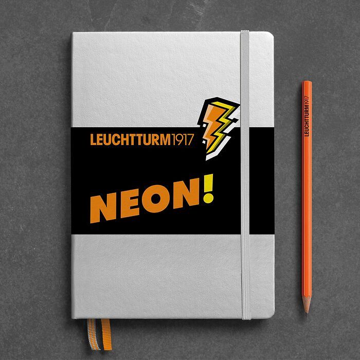 Notizbuch Medium (A5), Hardcover, 251 nummerierte Seiten, Silber & Neon Orange, dotted
