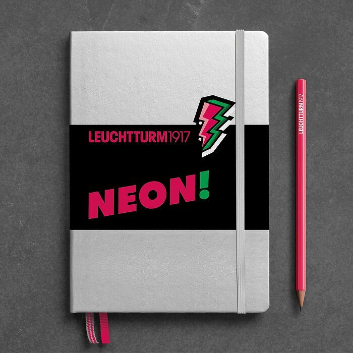 Notizbuch Medium (A5), Hardcover, 251 nummerierte Seiten, Silber & Neon Pink, dotted